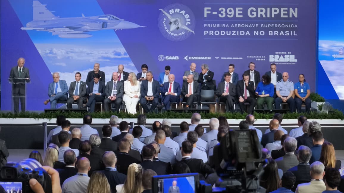 Foto 6 de 15 — Lula chega com comitiva à Embraer e apresenta caça Gripen em agenda na região; VEJA FOTOS